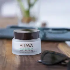 Ahava Beauty Before Age Uplift Day Cream SPF20 Συσφίγγει  και Επαναφέρει την Ελαστικότητα Του Δέρματος 50ml - Αντιγήρανση στο Dvcare
